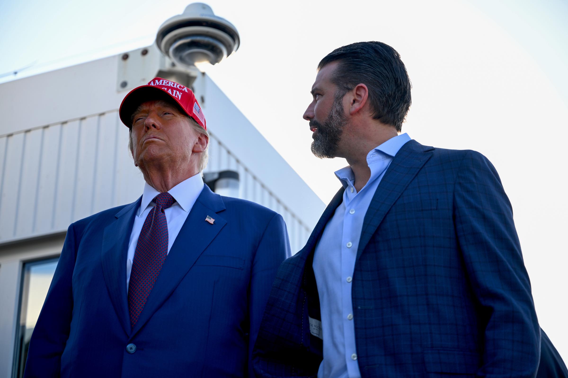 Le président des États-Unis Donald Trump et son fils, Donald Trump Jr, lors du lancement du sixième vol d'essai de la fusée SpaceX Starship à Brownsville, au Texas, le 19 novembre 2024. | Source : Getty Images