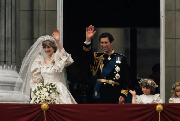 La princesse Diana et le prince Charles saluent les badauds depuis le balcon du palais de Buckingham juste après leur mariage : Getty Images