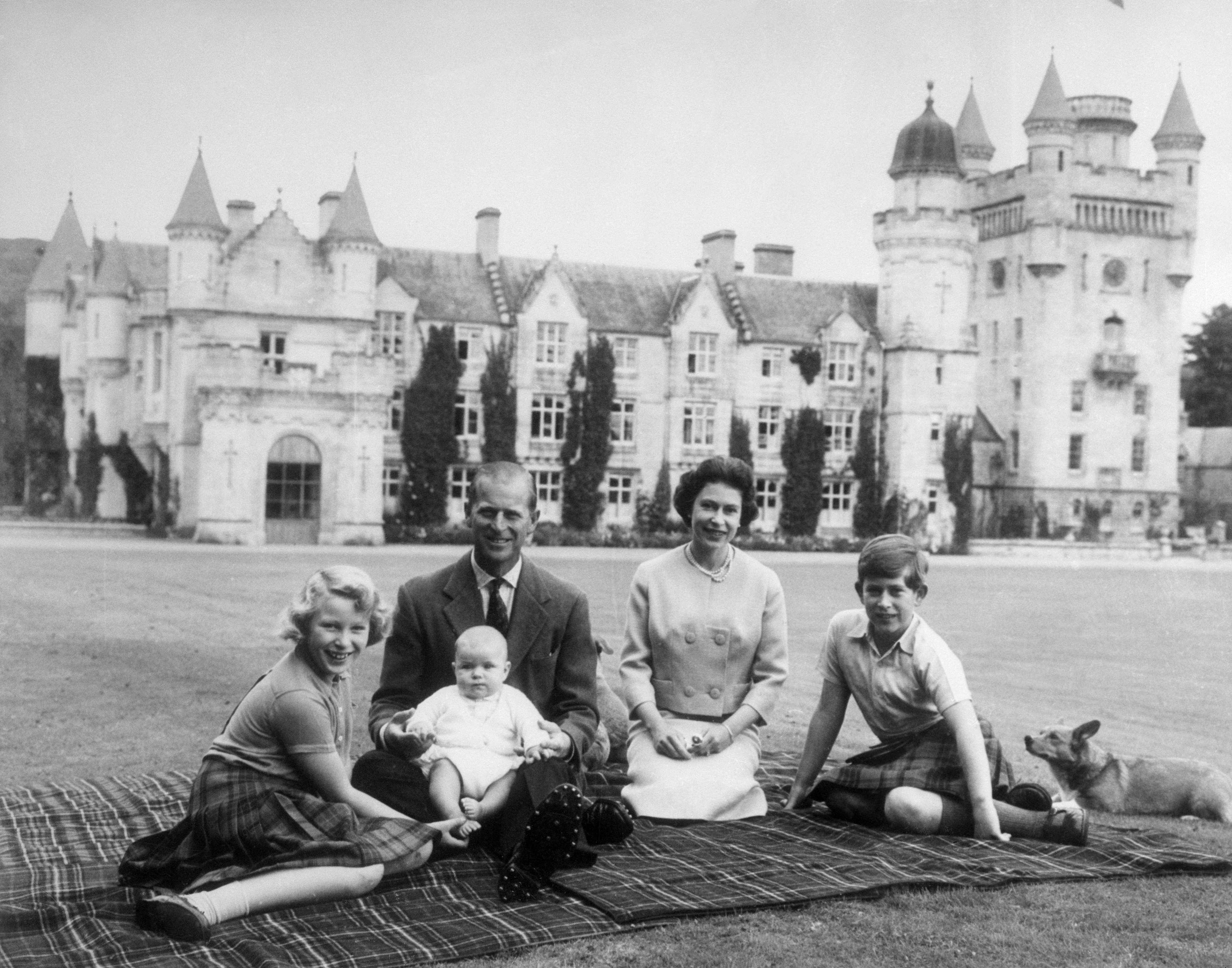 La reine Elizabeth II avec sa famille devant le château de Balmoral | Source : Getty Images