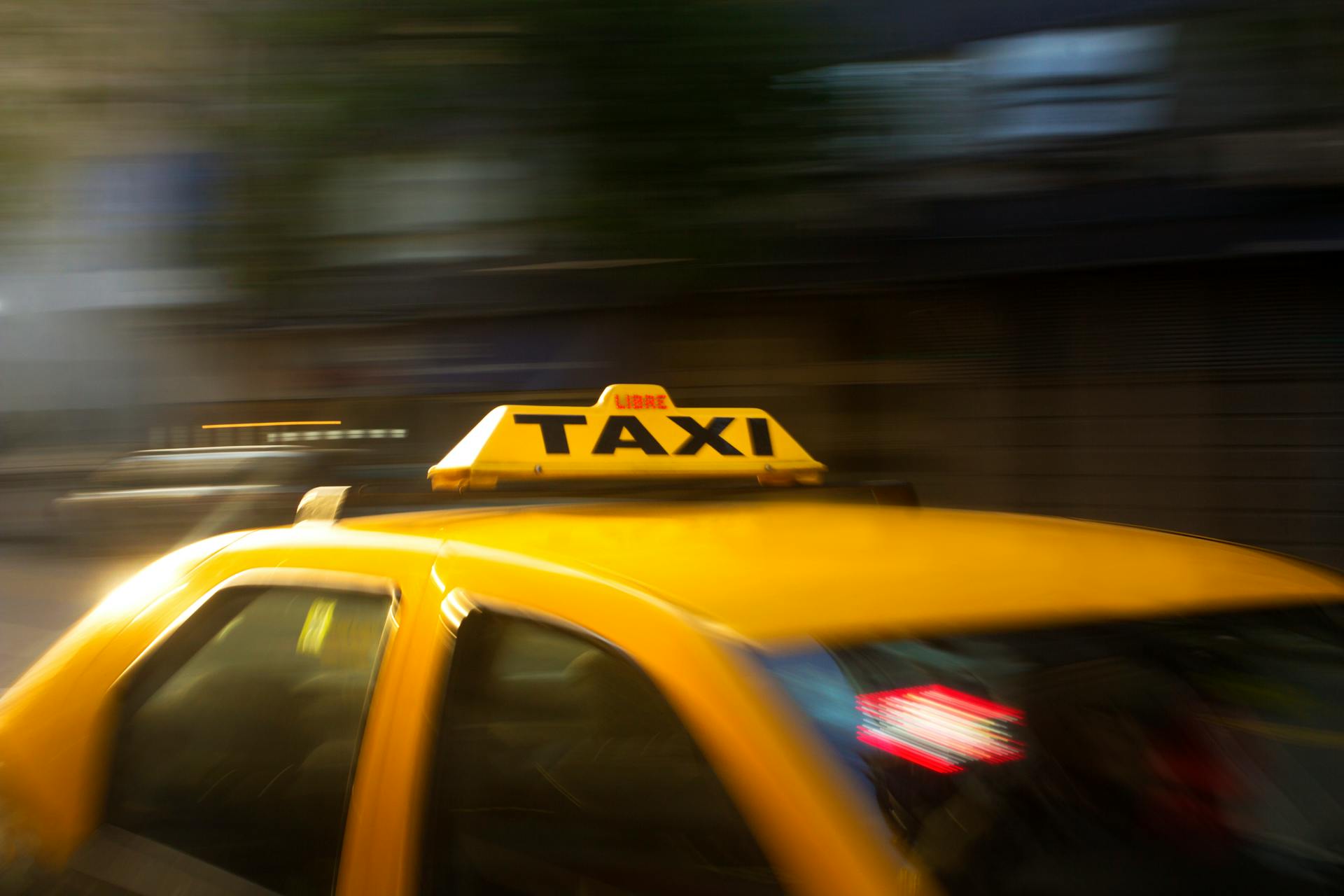 Un taxi se déplaçant sur la route | Source : Pexels