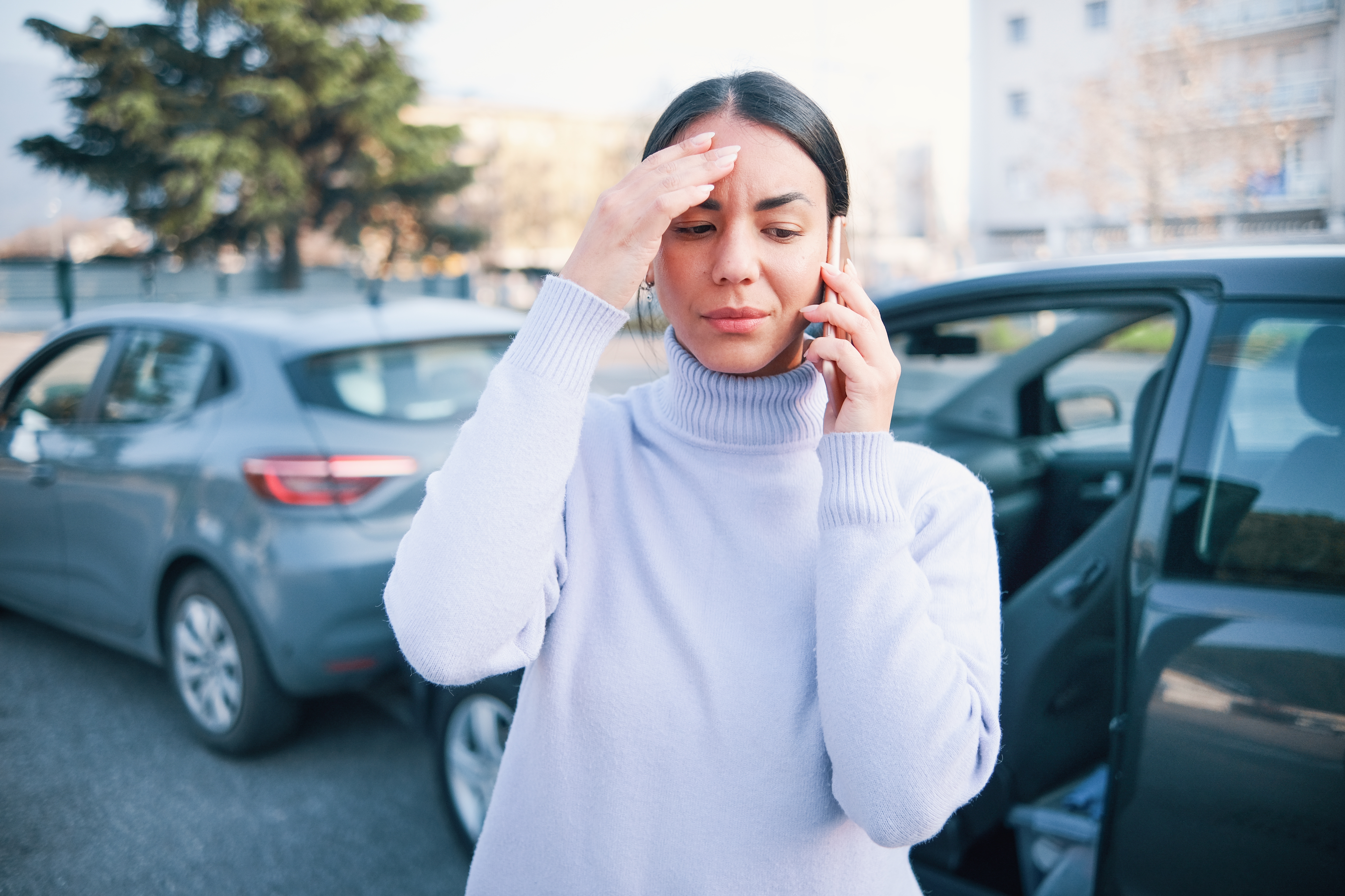 Mujer llamando | Fuente: Shutterstock