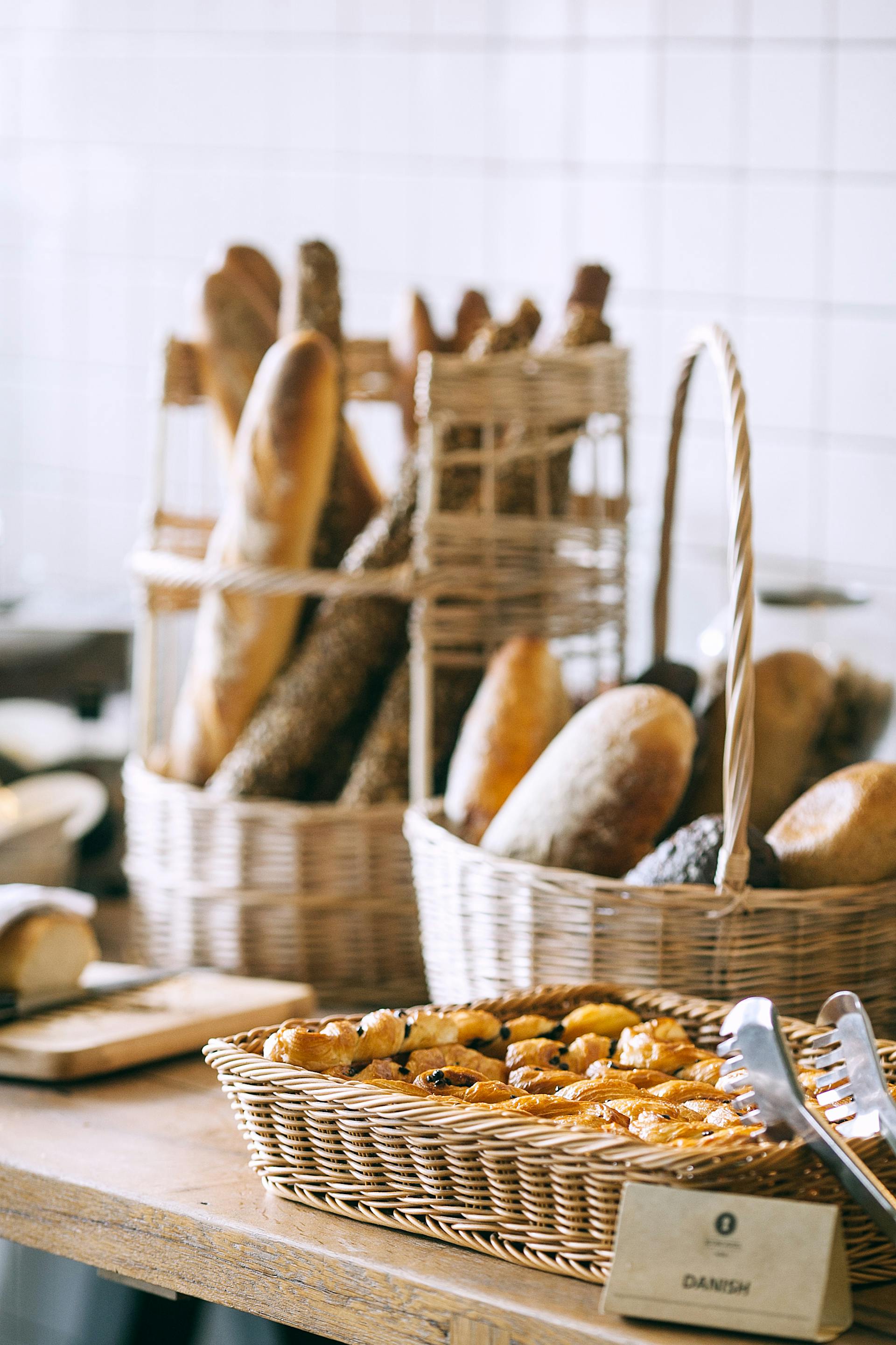 Une collection de pains cuits et de brioches dans une boulangerie | Source : Pexels