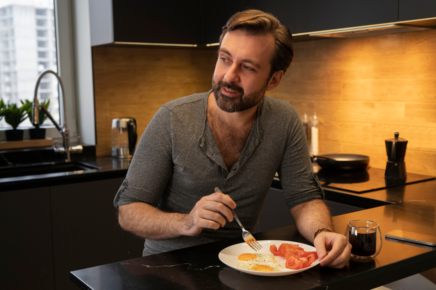 Un homme ravi de manger son repas | Source : Freepik