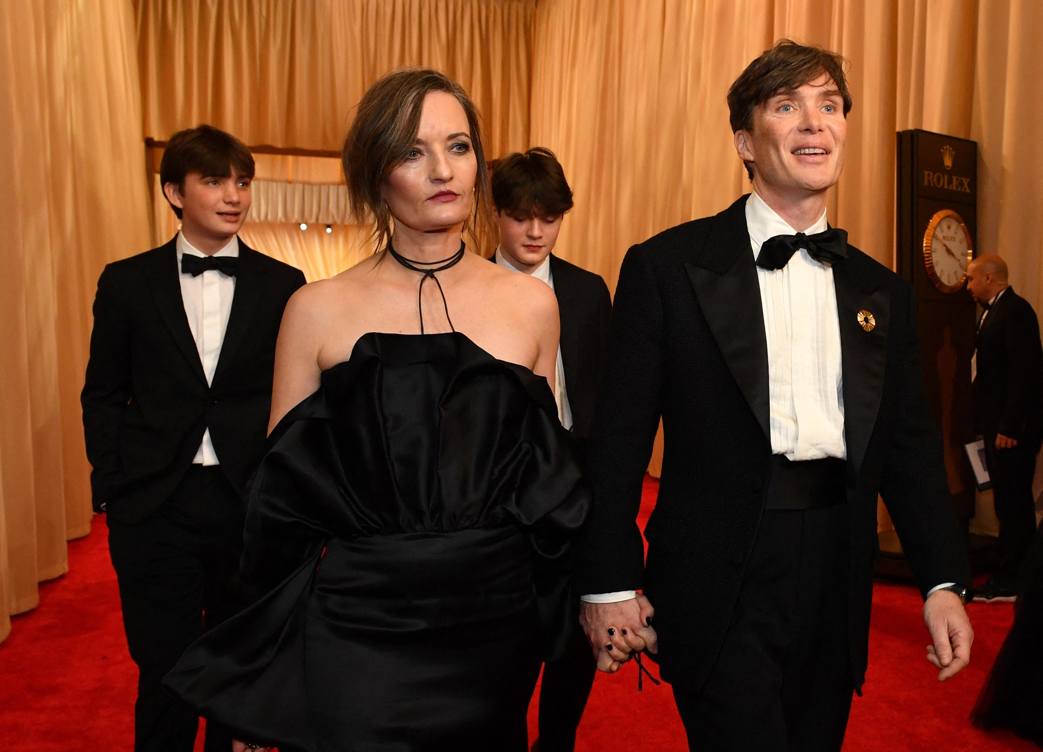 Cillian Murphy arrive avec sa femme, Yvonne McGuinness, et leurs fils, Aran et Malachy Murphy, à la 96e cérémonie annuelle des Oscars au Dolby Theatre, le 10 mars 2024, à Hollywood, en Californie. | Source : Getty Images