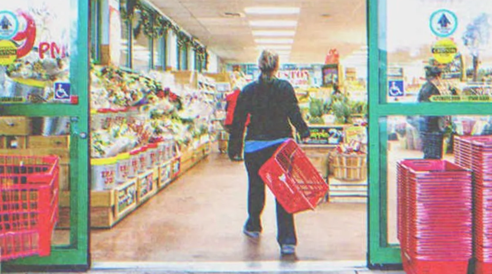 Une femme en colère entre dans un supermarché | Source : Shutterstock