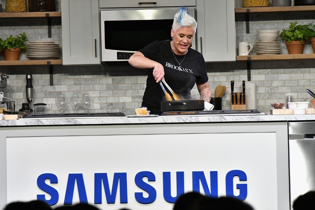 Anne Burrell prépare une assiette lors du Food Network & Cooking Channel New York City Wine & Food Festival presented by Coca-Cola grand tasting presented by ShopRite featuring Samsung® culinary demonstrations presented by Mastercard au Pier 94 le 14 octobre 2017. | Source : Getty Images