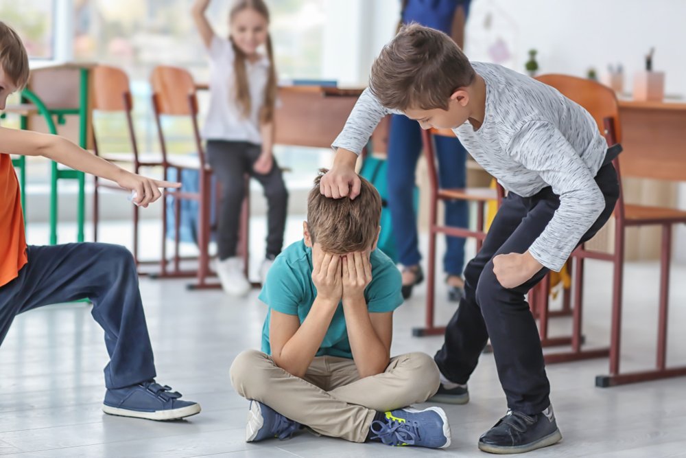 Un enfant harcelé par ses amis | Photo : Shutterstock