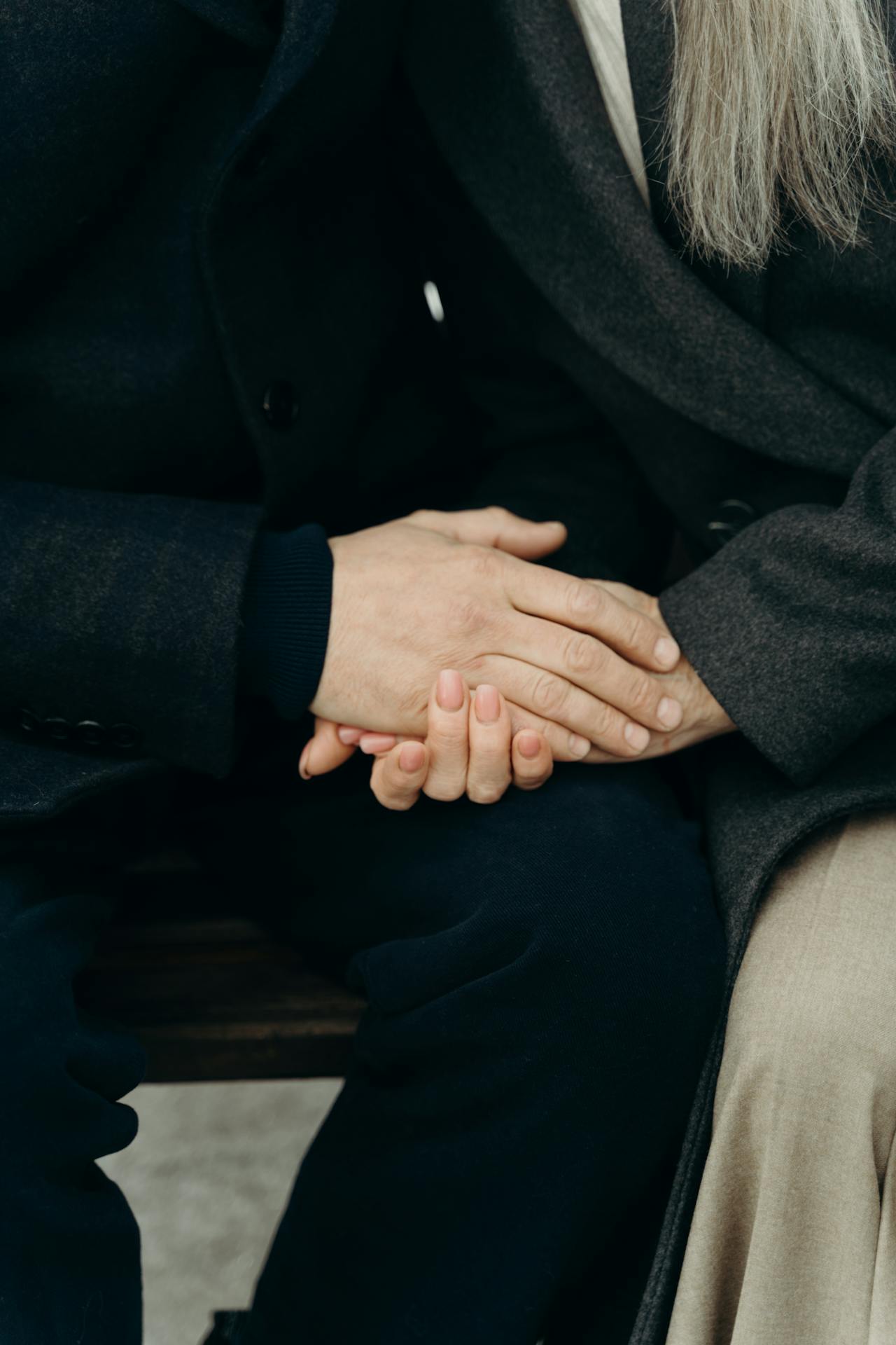Un couple de seniors se tenant par la main | Source : Pexels