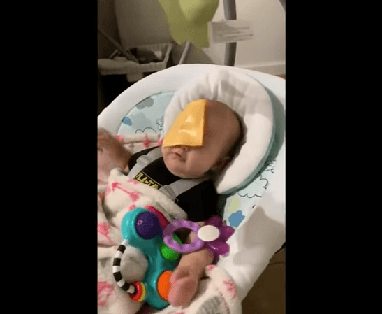 Un nouveau défi sur Internet pousse les parents à jeter des tranches de fromage à leurs bébés