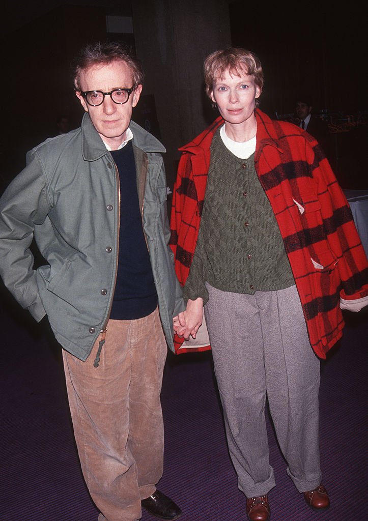 L'acteur Woody Allen et l'actrice Mia Farrow assistent à la fête pour la fin des Howards le 27 février 1992 à la Tavern on the Green à New York. | Photo : Getty Images