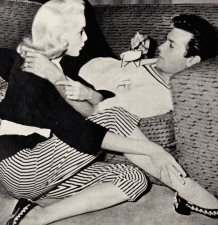 Janet Leigh et Tony Curtis dans le numéro de 1954 de Photoplay. | Source: Wikimedia Commons