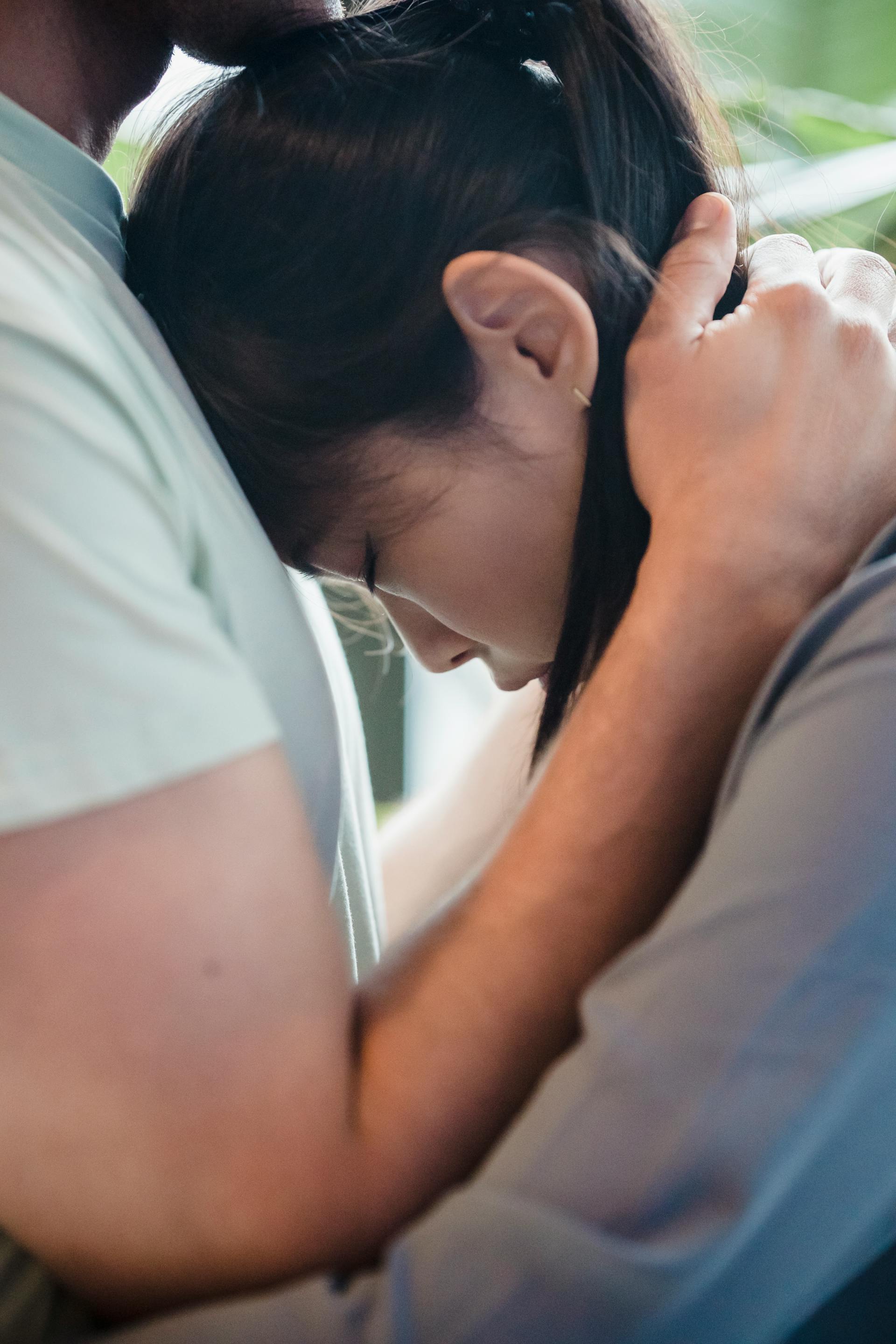 Un homme qui étreint et réconforte une femme | Source : Pexels