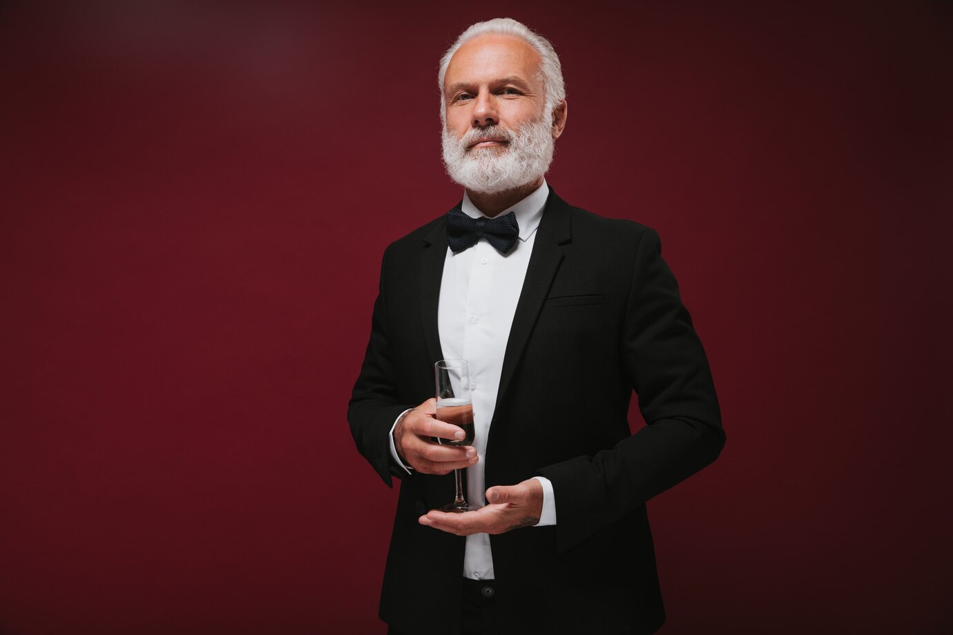 Un homme avec un verre de vin | Source : Freepik