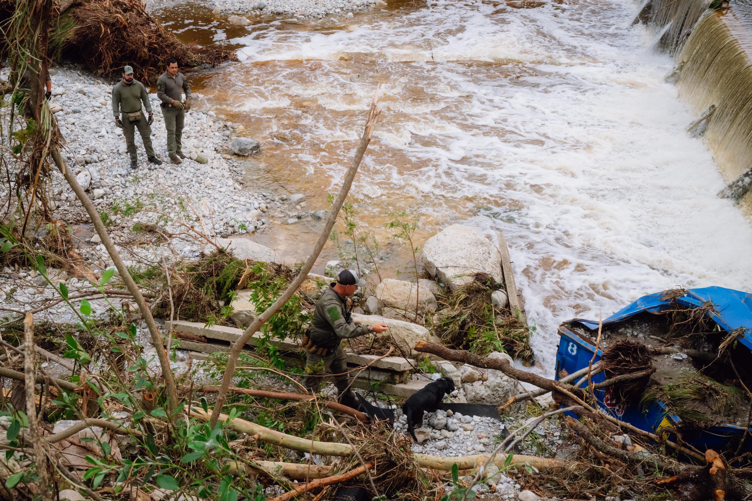 Des équipes d'urgence fouillent les zones endommagées par les inondations dans le comté de Kerr, au Texas, le 5 juillet 2025. | Source : Getty Images