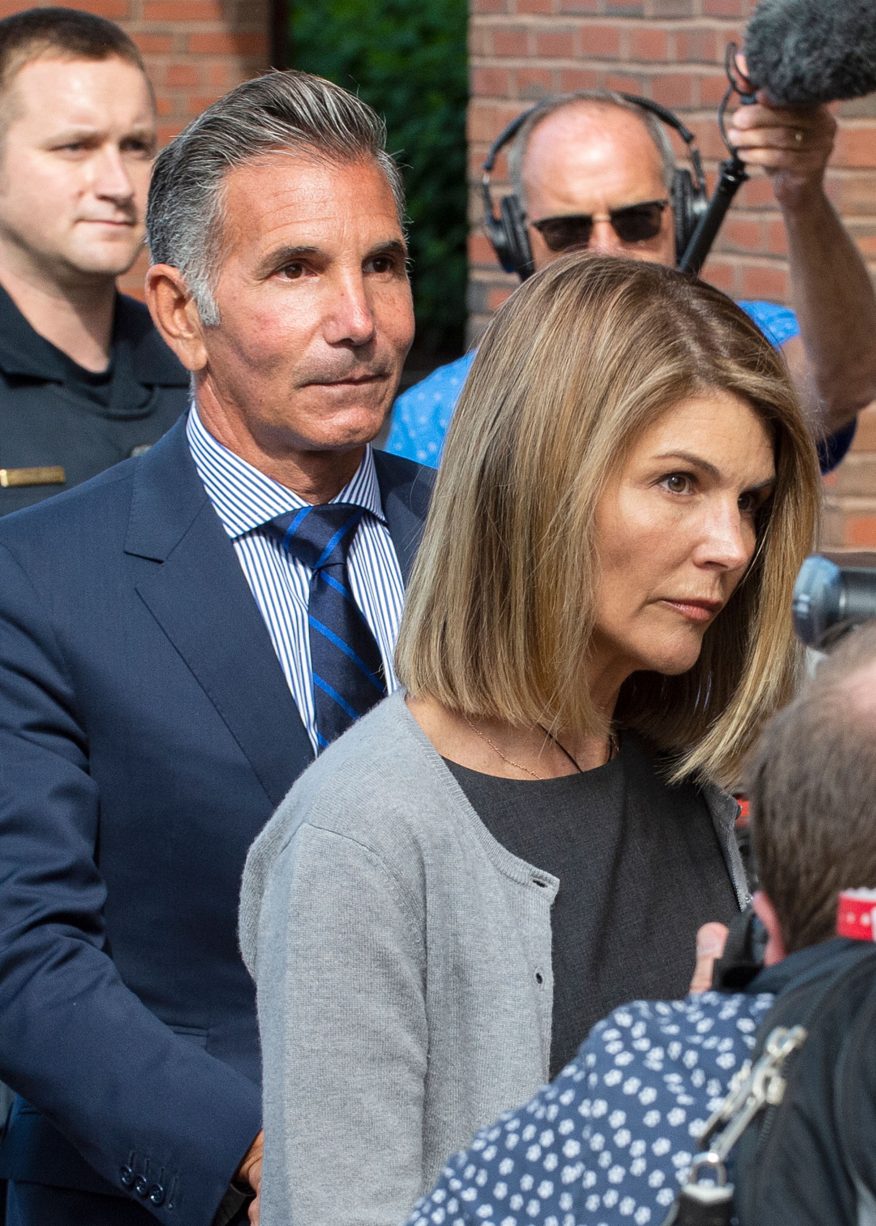 Lori Loughlin et son mari, Mossimo Giannulli, quittent le tribunal fédéral Moakley après une brève audience, le 27 août 2019, à Boston, Massachussetts. | Source : Getty Images
