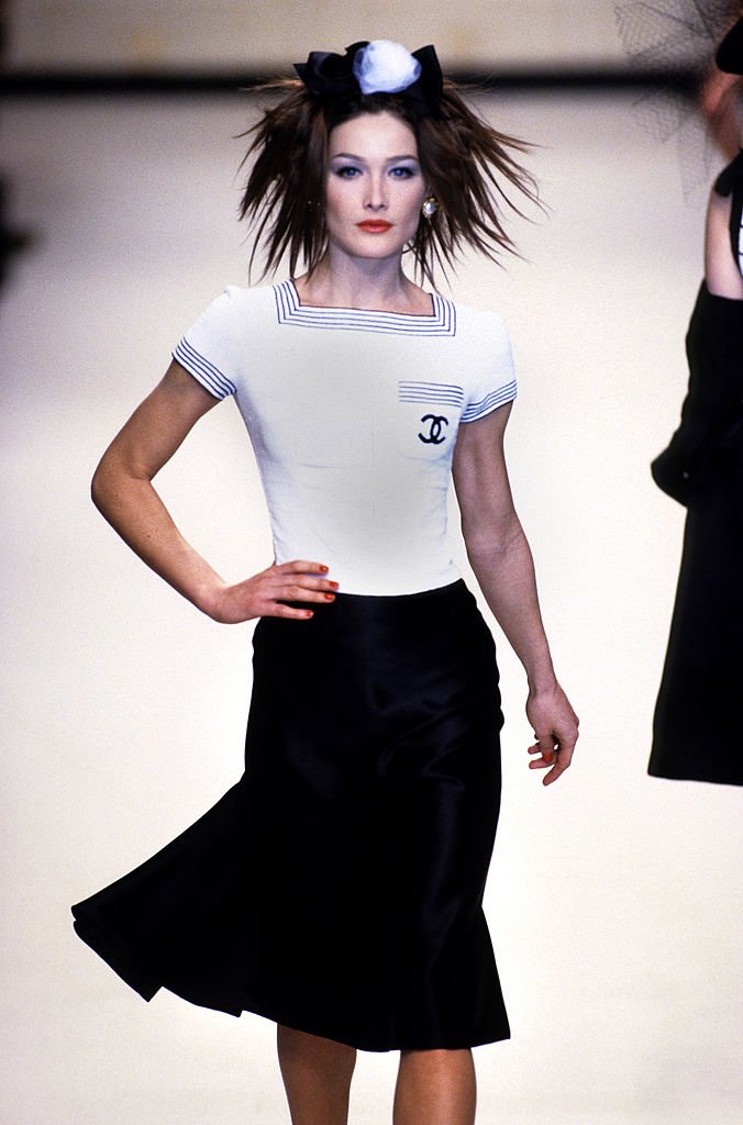 Carla Bruni lors d'un défilé en 1995. l Source : Getty Images