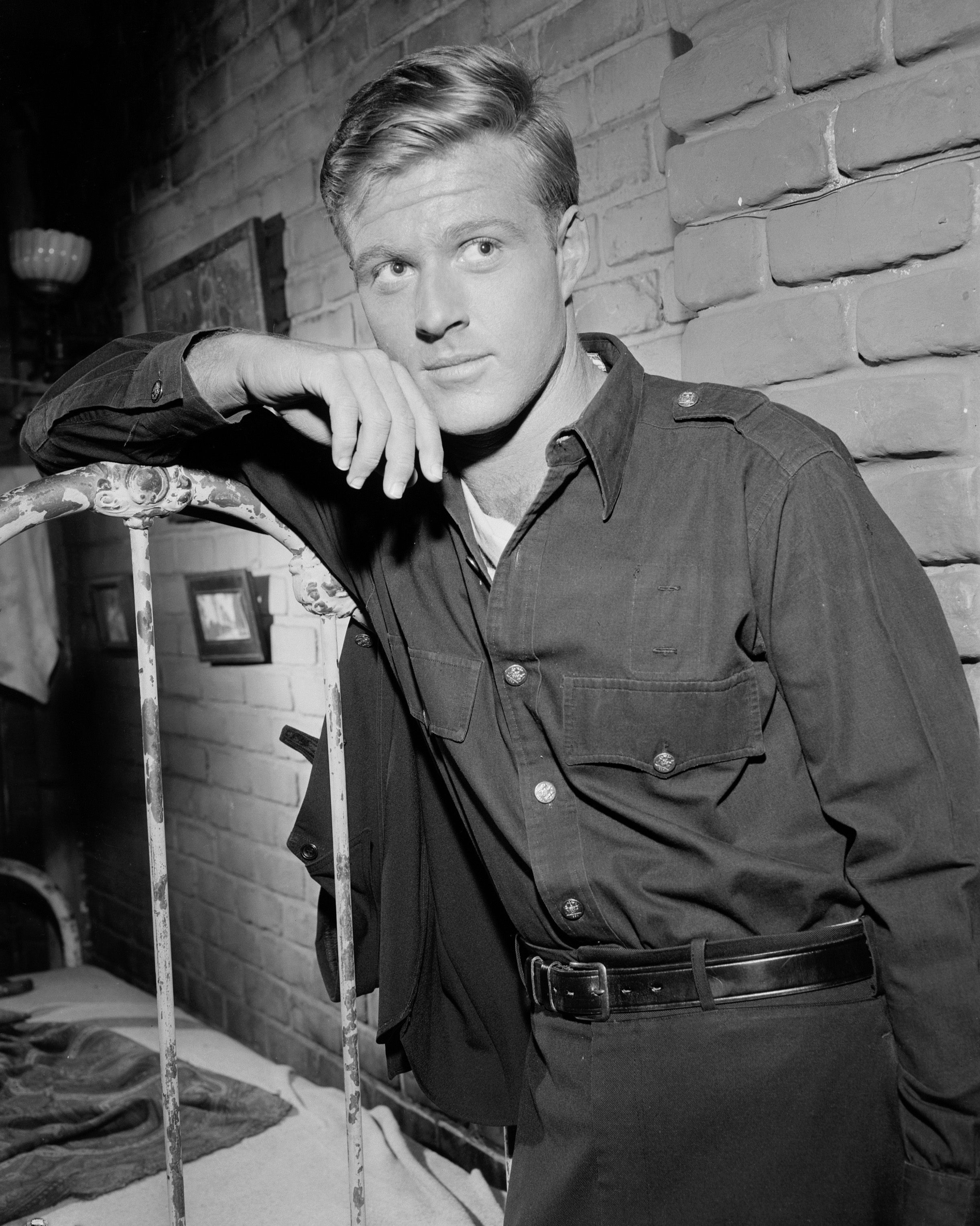 Robert Redford dans le « Twilight Zone » épisode « Nothing in the Dark », tourné à Culver City, Californie, le 17 avril 1961. | Source: Getty Images