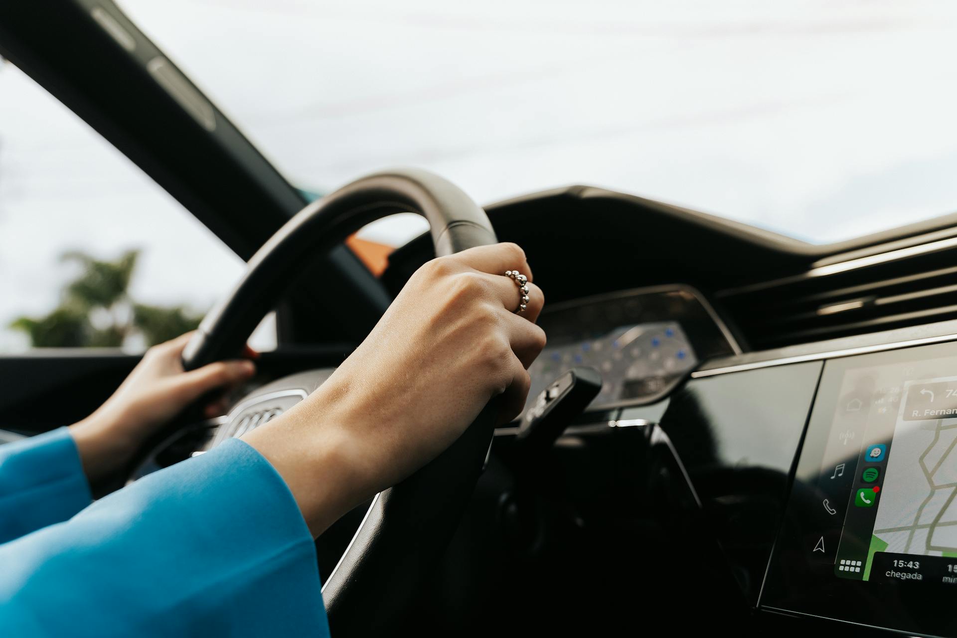 Une femme au volant d'une voiture | Source : Pexels