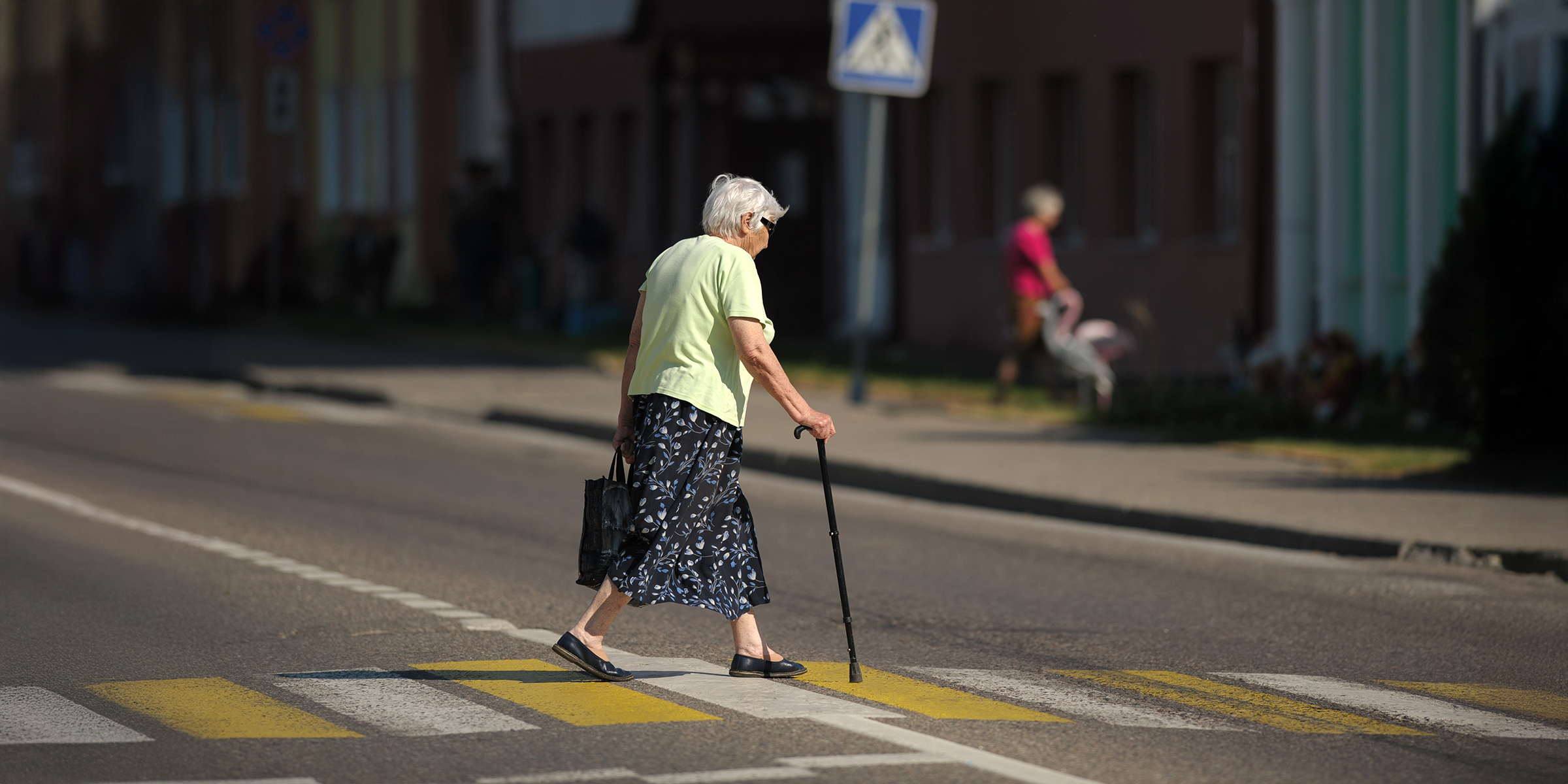 Une femme âgée qui traverse une route | Source : Shutterstock