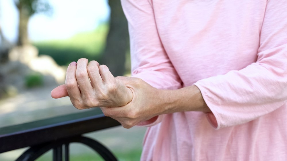Une femme âgée avec une faiblesse musculaire. l Source: Shutterstock