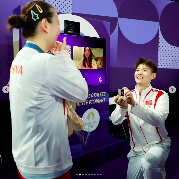 Liu Yuchen demandant en mariage Huang Ya Qiong pendant les Jeux olympiques de Paris, posté le 3 août 2024 | Source : Instagram/hyq28