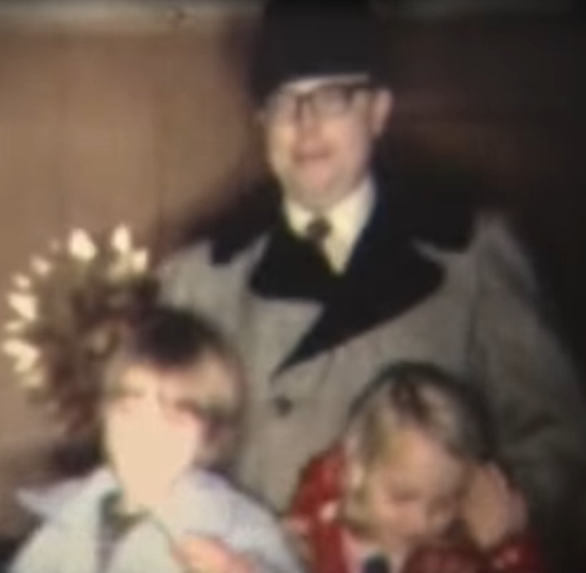 Bob Borgman avec deux de ses enfants | Source : youtube.com/@furqanmfr1210