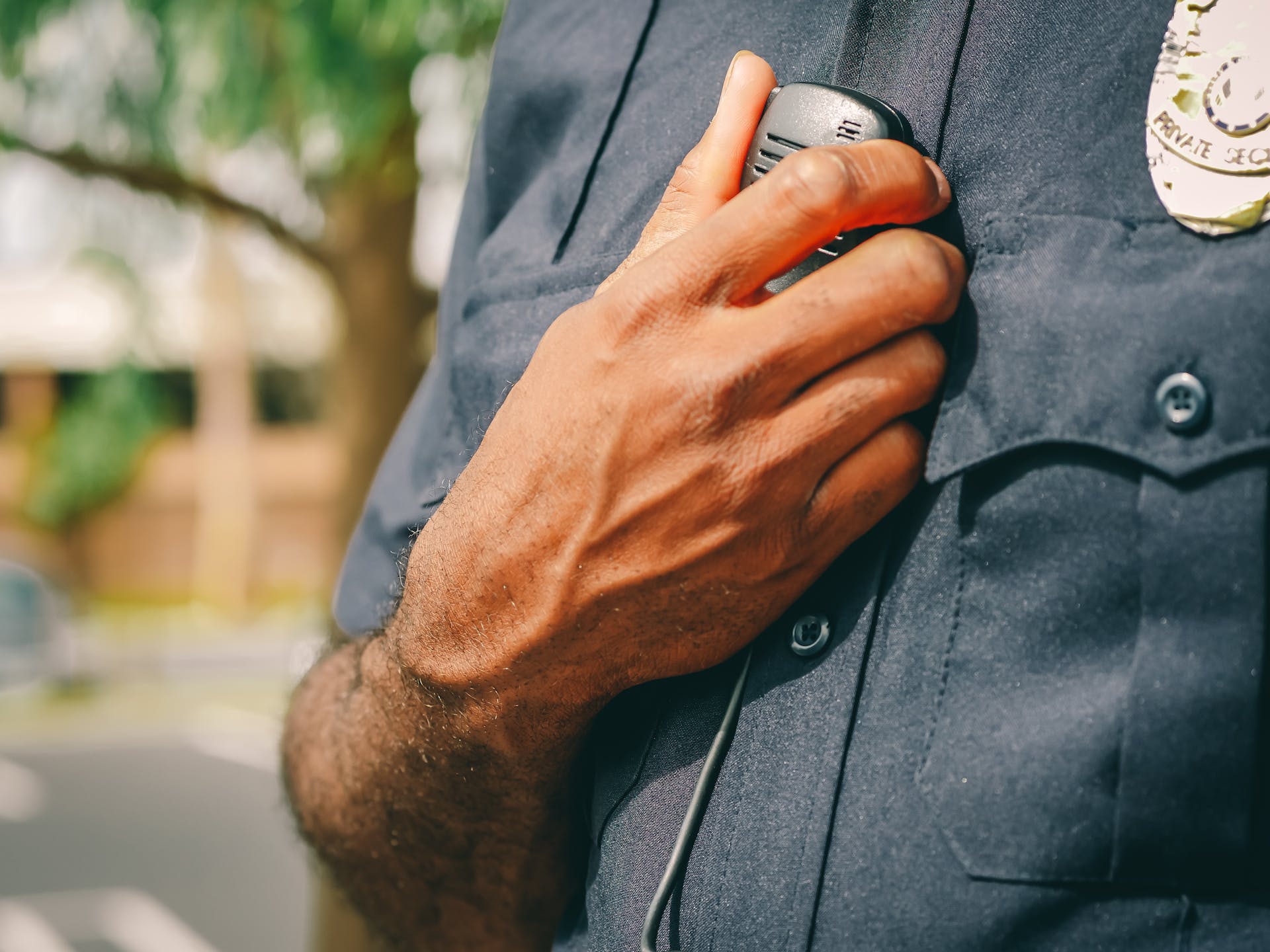 Gros plan sur l'uniforme d'un officier | Source : Pexels