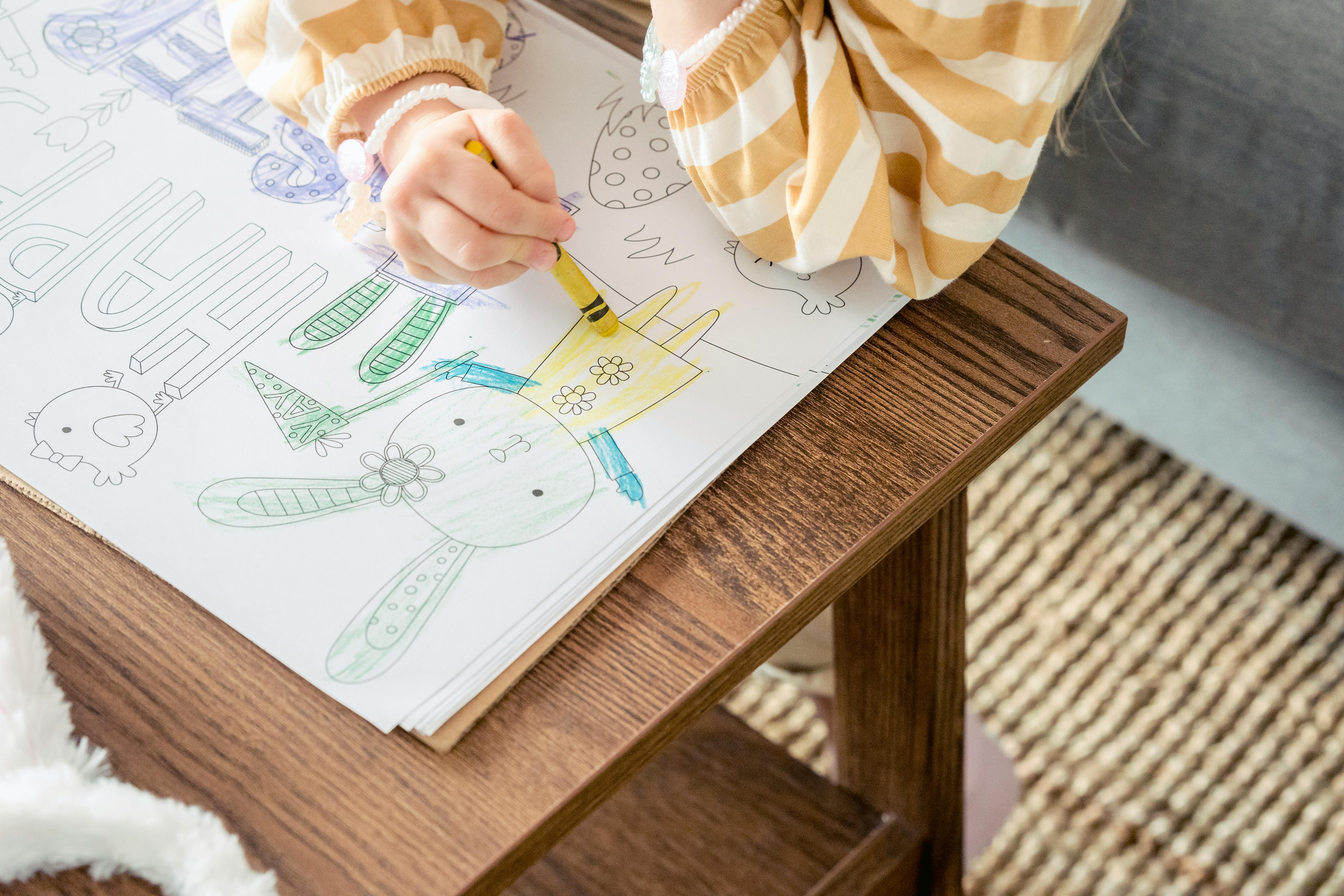Un enfant en train de dessiner | Source : Pexels