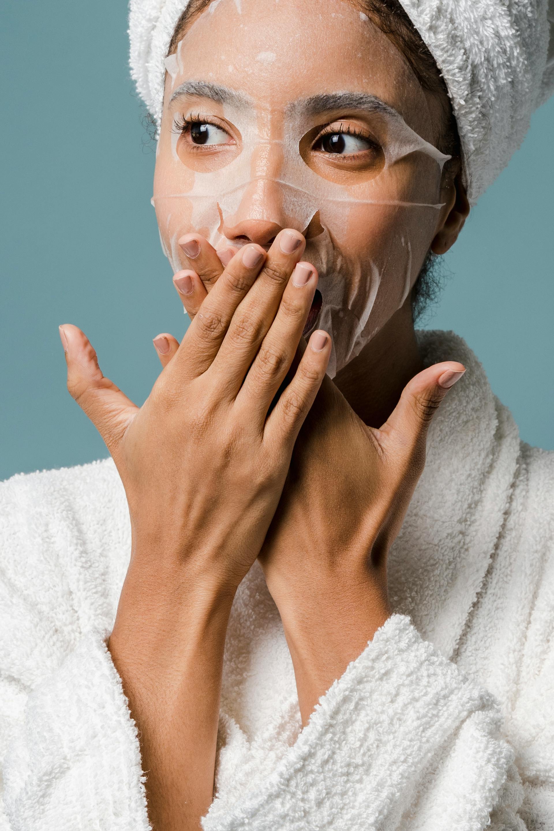 Une femme se couvrant la bouche avec ses mains | Source : Pexels