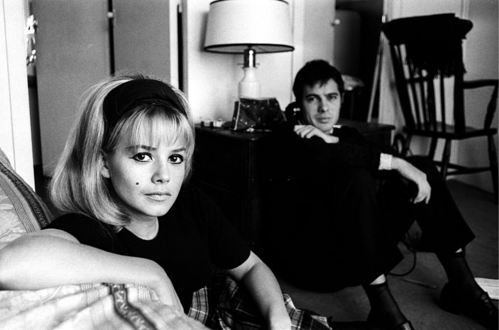 Portrait de Guy Bedos et Sophie Daumier chez eux, en 1964. | Photo : Getty Images