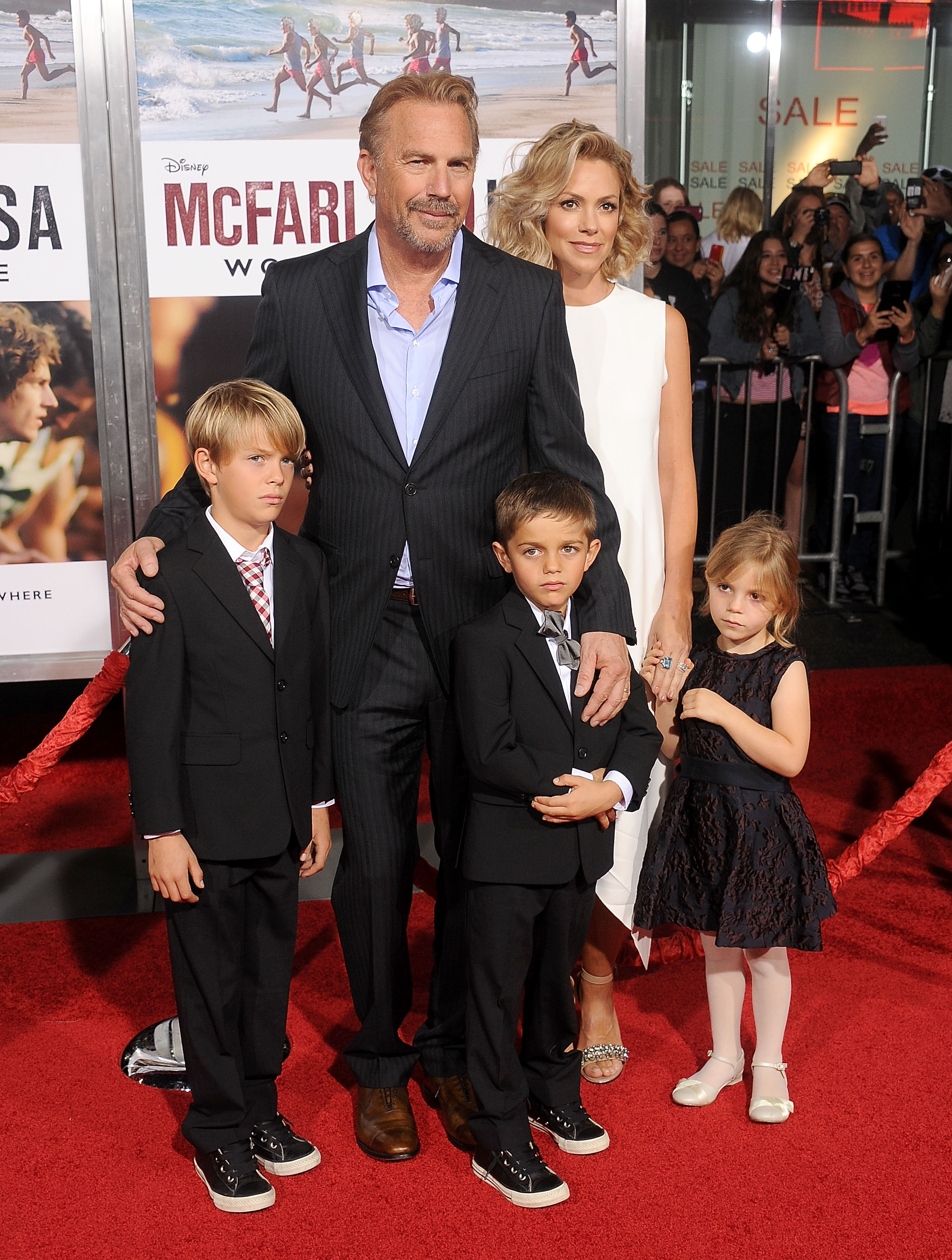 Kevin Costner, sa femme Christine et ses enfants Grace Avery Costner, Hayes Logan Costner et Cayden Wyatt Costner arrivent à la première mondiale du film de Disney "McFarland, USA" au El Capitan Theatre | Source : Getty Images
