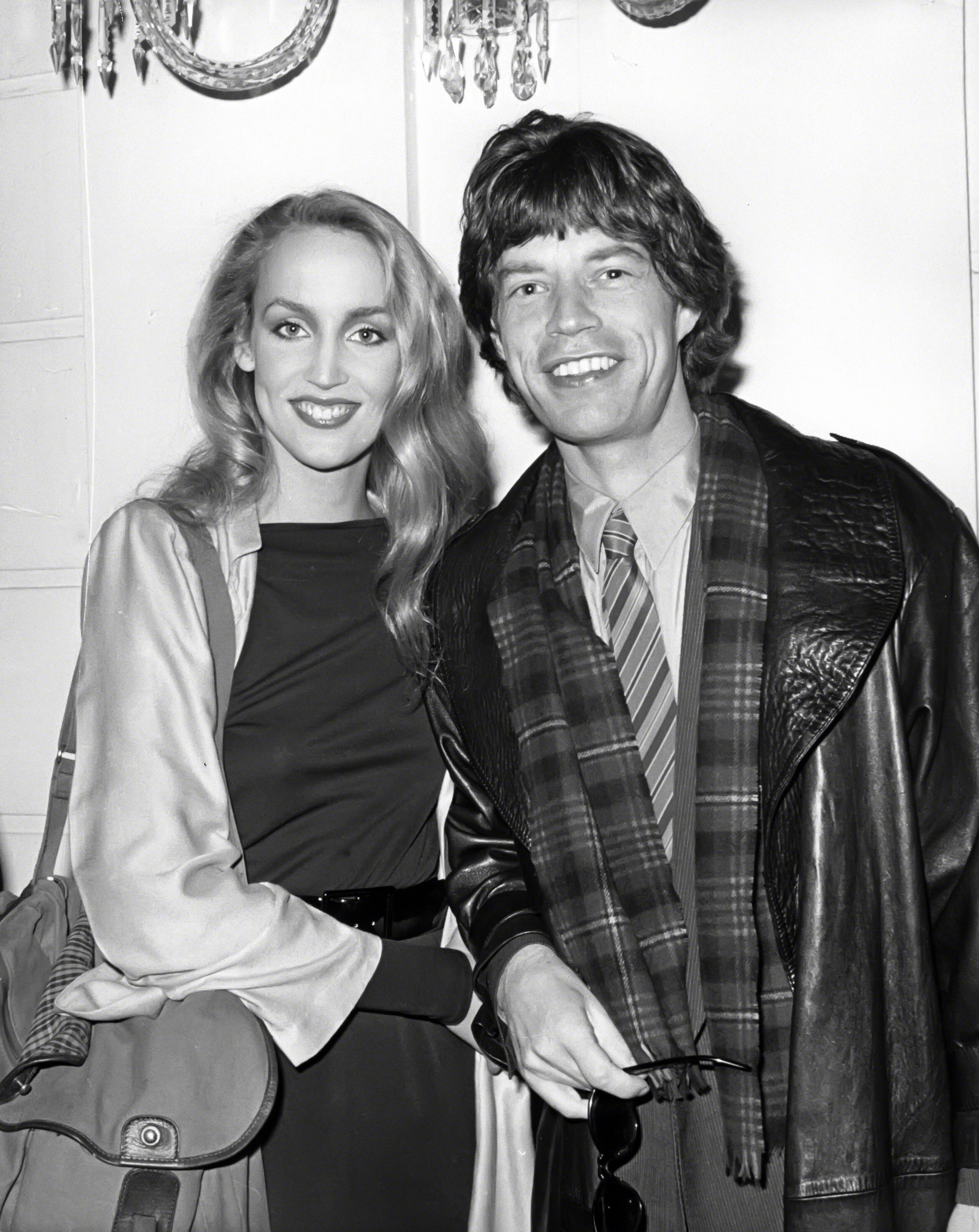 Jerry Hall et Mick Jagger assistent à un défilé de mode le 1er janvier 1977, à New York. | Source : Getty Images