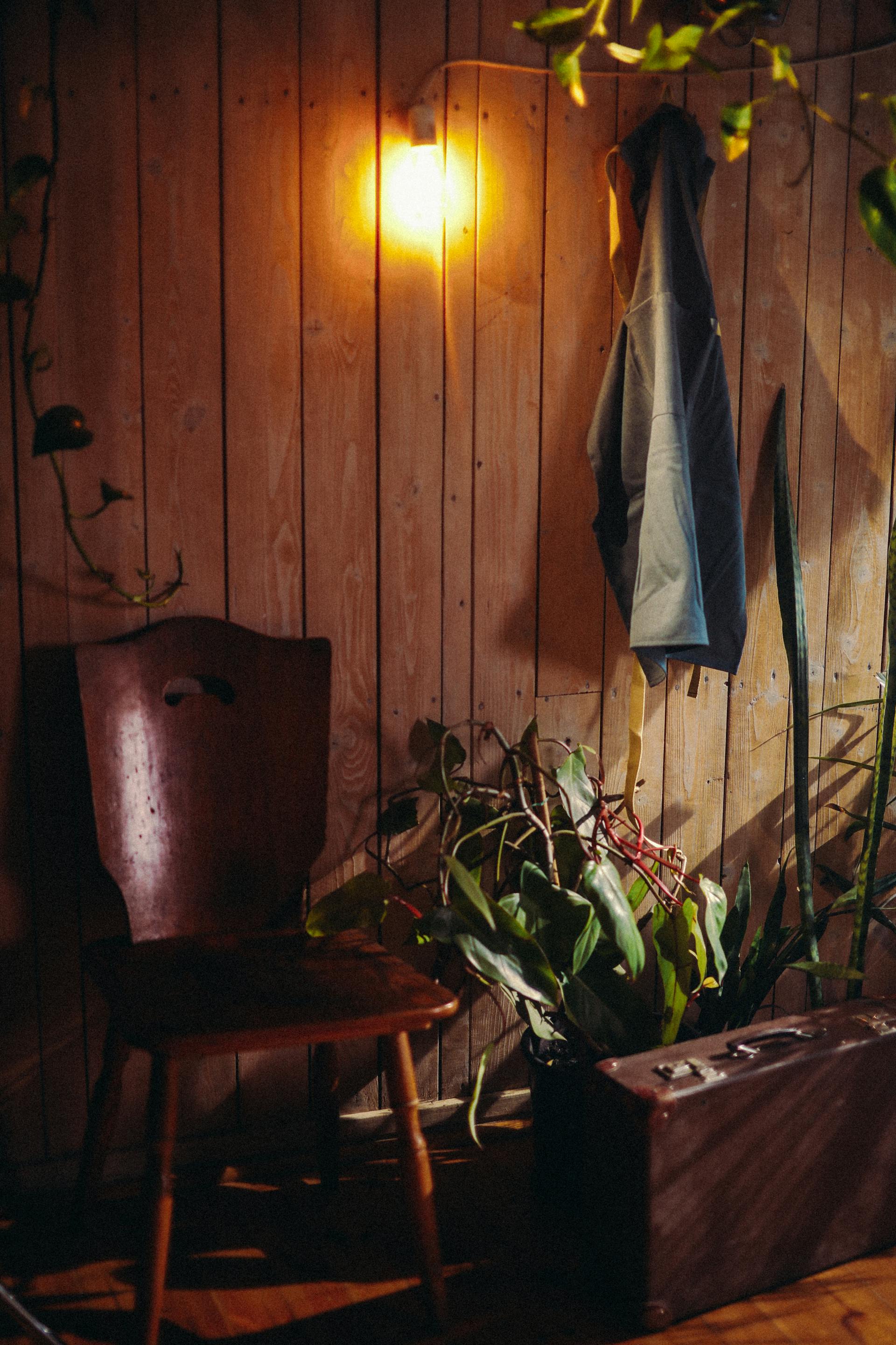 Une mallette sur le sol dans un hall d'entrée | Source : Pexels