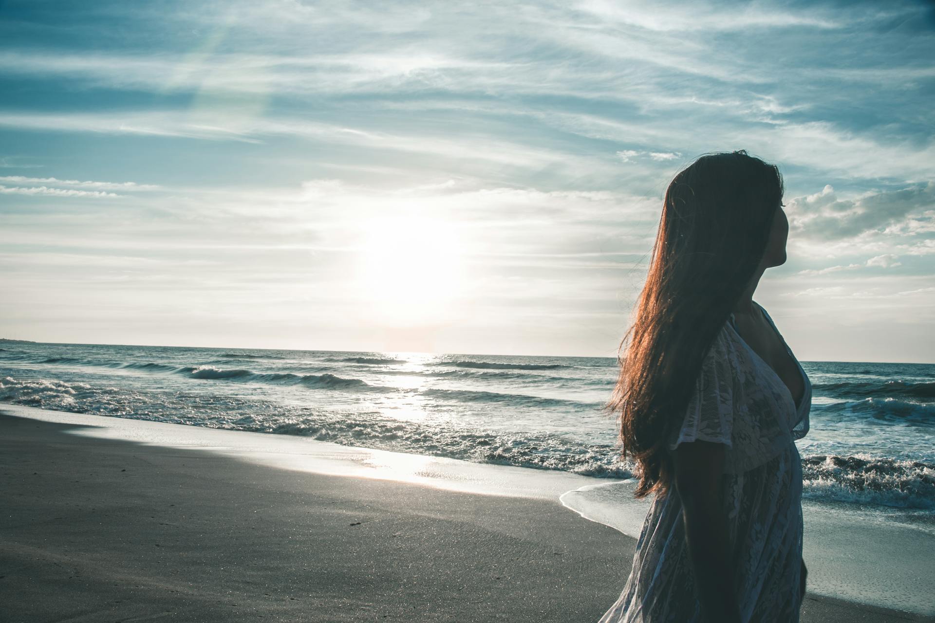 Une femme sur une plage | Source : Pexels