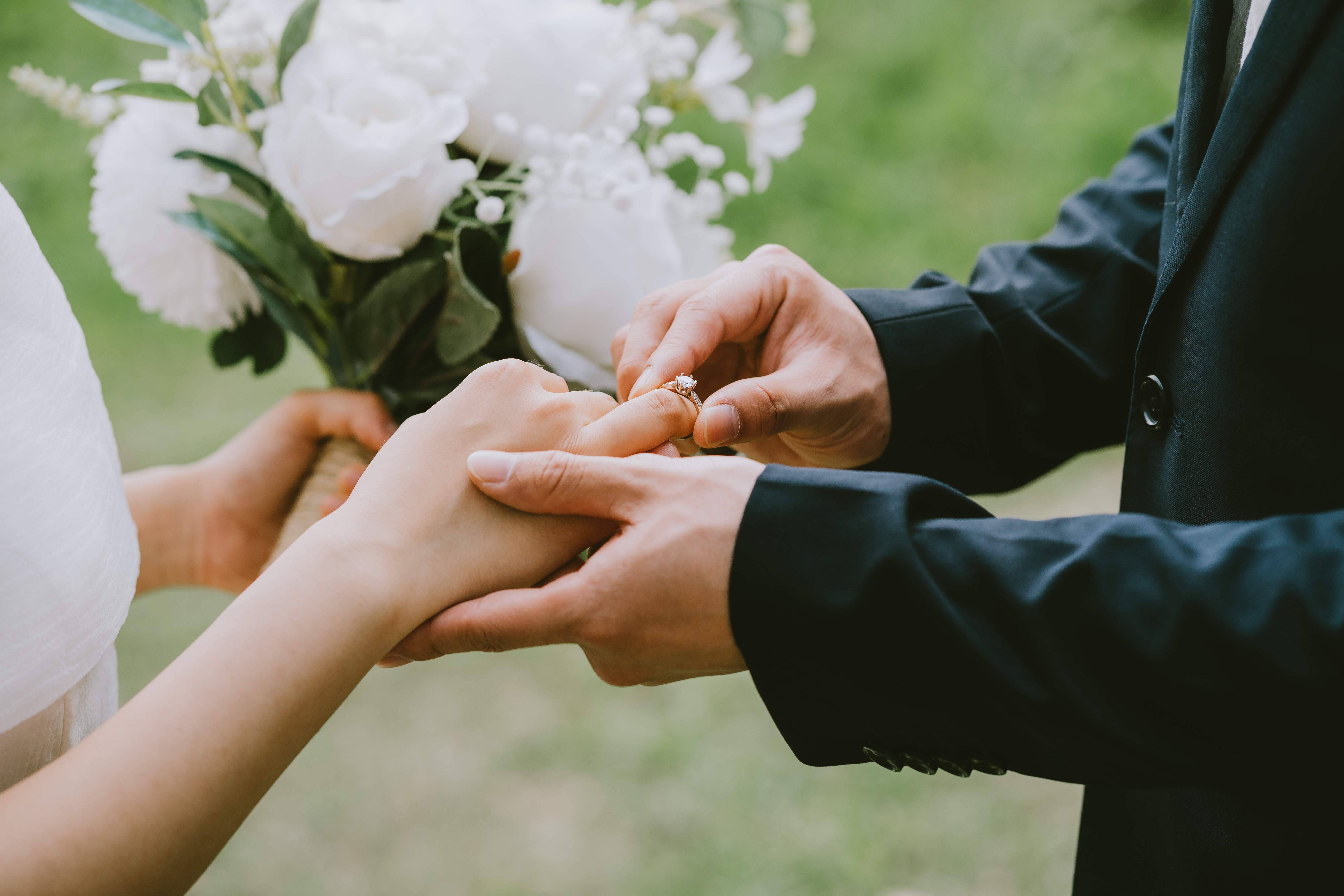 Homme mettant une bague au doigt de sa fiancée | Source : Shutterstock