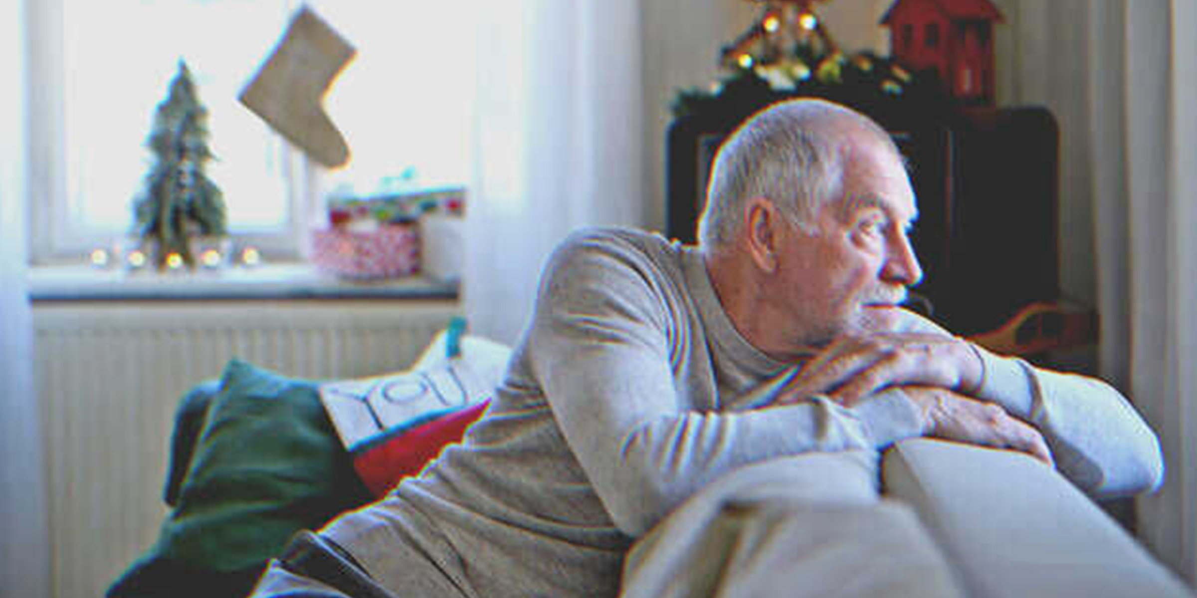 Un vieil homme seul pendant la période de Noël. | Source : Shutterstock