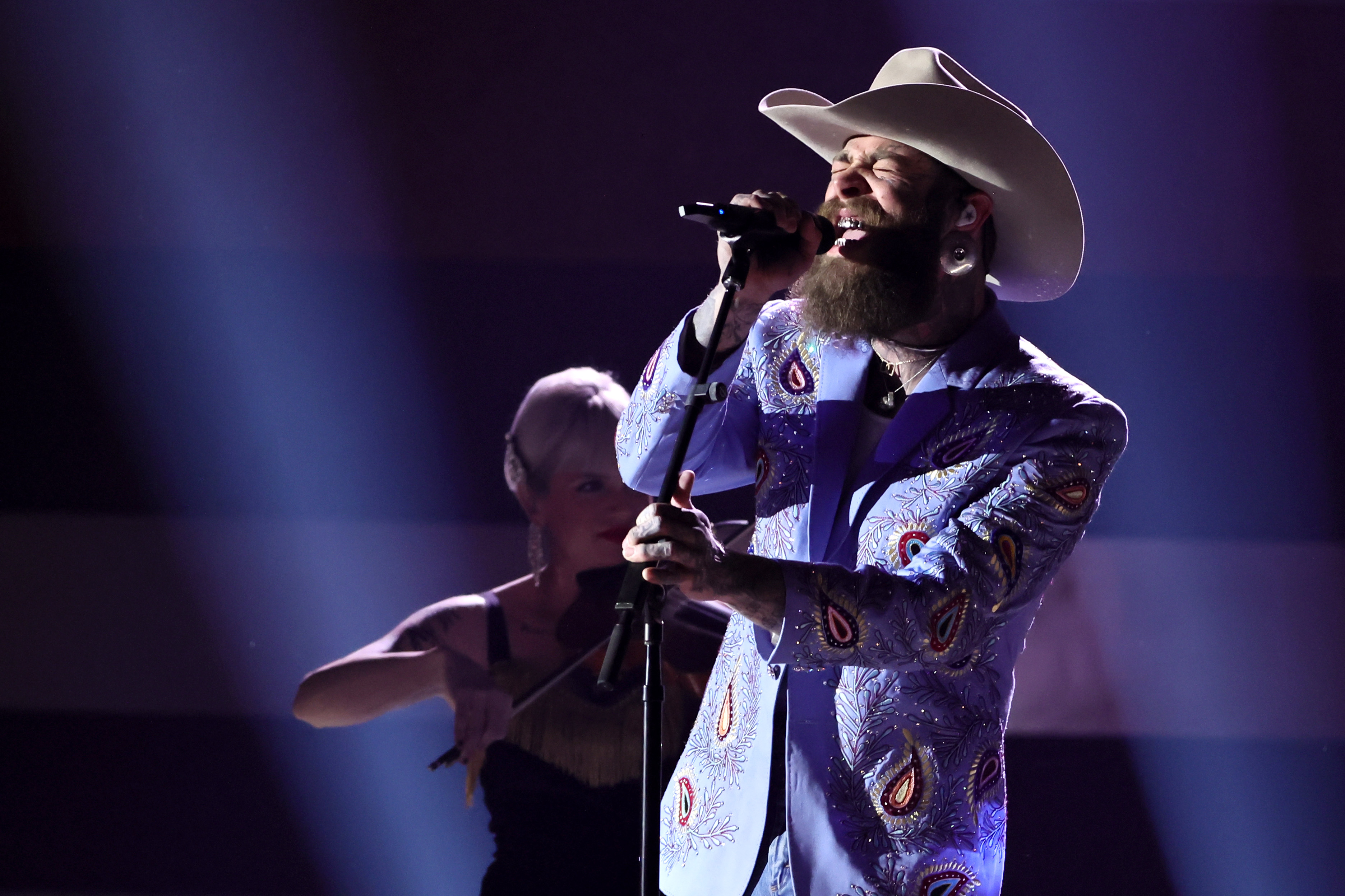 Post Malone se produit sur scène lors de la 58e édition des CMA Awards, le 20 novembre 2024, à Nashville, dans le Tennessee. | Source : Getty Images