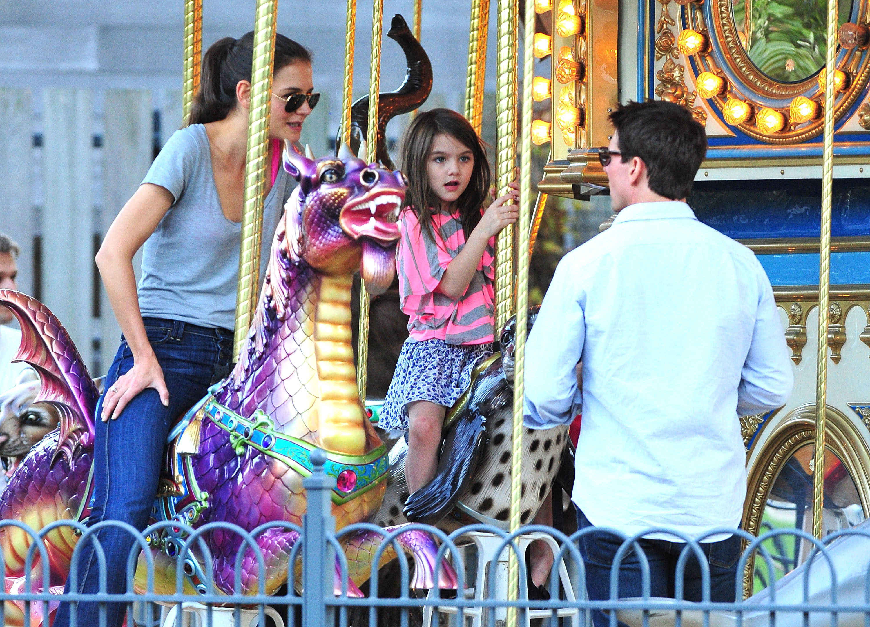 Katie Holmes, Suri Cruise et Tom Cruise visitent le carrousel de Schenley Plaza à Pittsburgh, en Pennsylvanie, le 8 octobre 2011. | Source : Getty Images