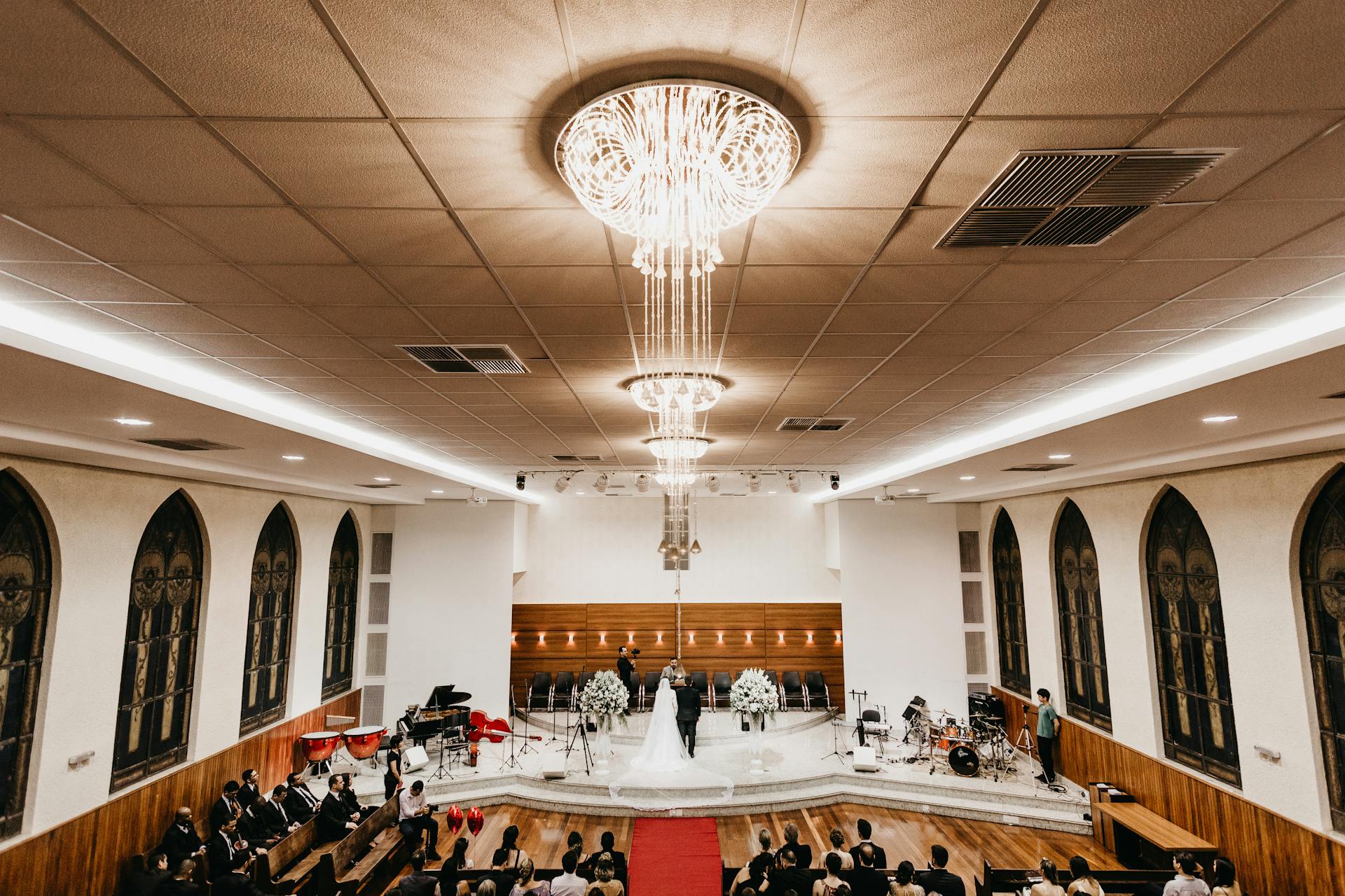 Une église remplie d'invités lors d'un mariage | Source : Pexels