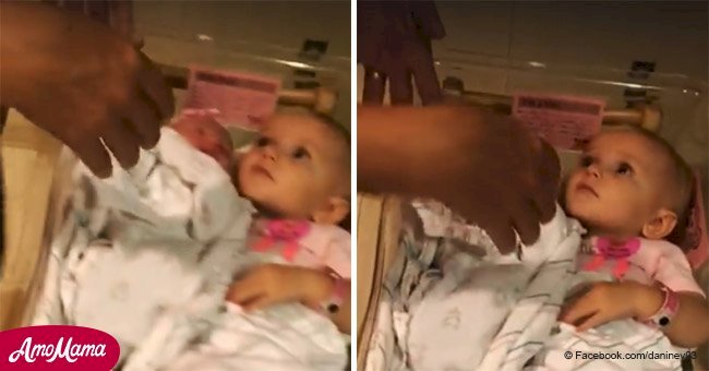 Ce tout-petit fait fondre les cœurs avec une expression faciale sérieuse tout en protégeant sa sœur nouveau-née (vidéo)