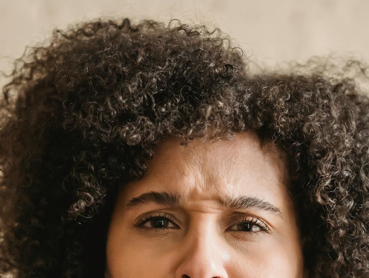 An angry young woman frowning | Source: Pexels