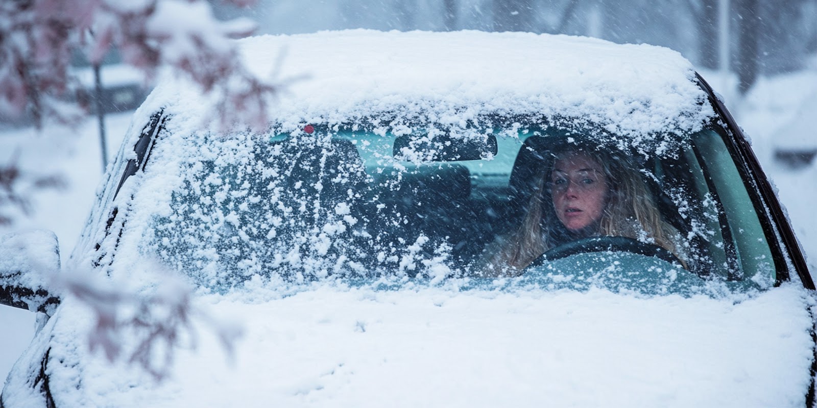 Voiture dans une tempête de neige. | Source : Midjourney