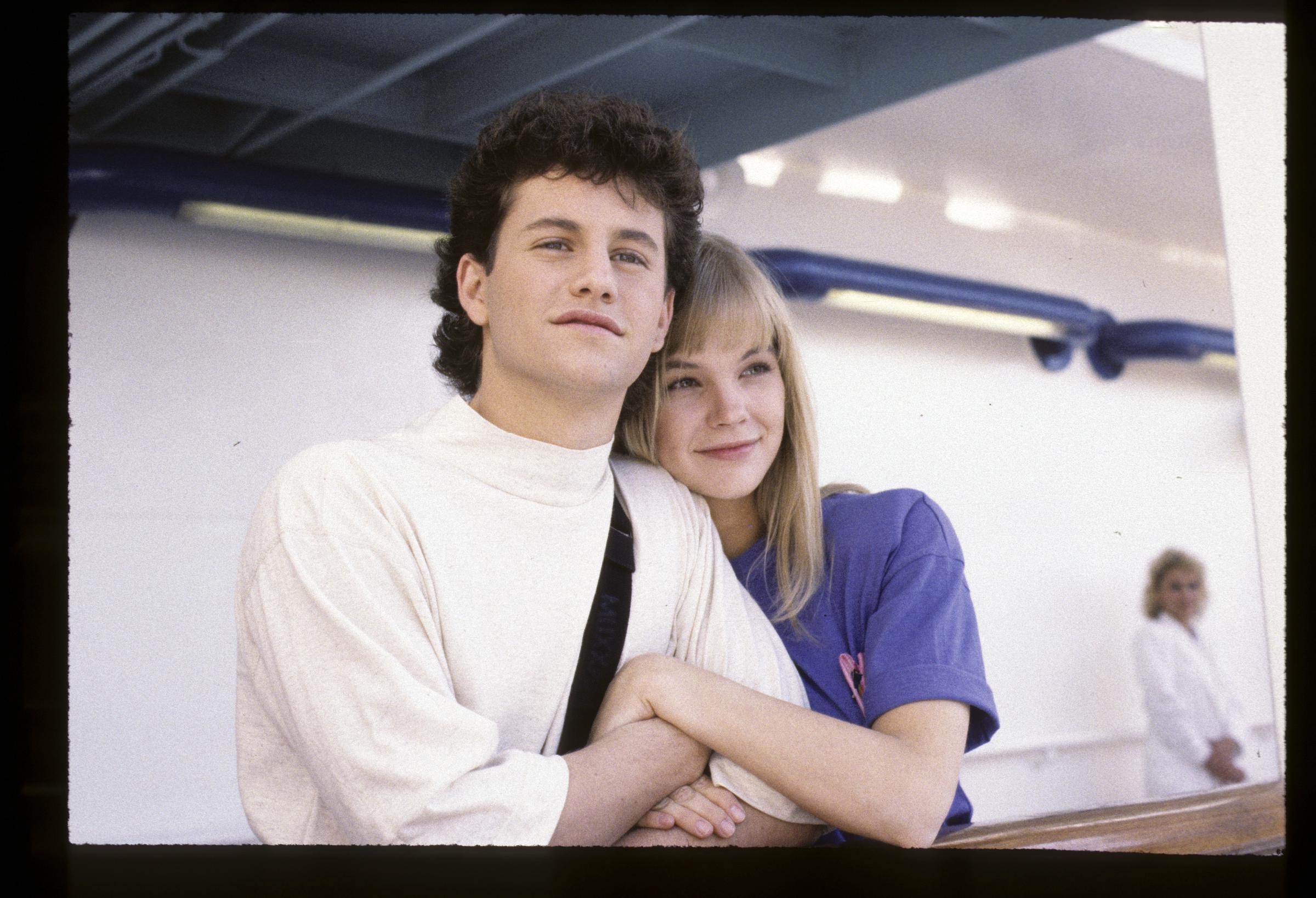 Julie McCullough et Kirk Cameron pour "Growing Pains" en 1989 | Source : Getty Images