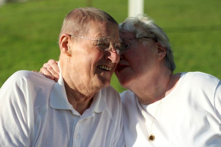 Vieux couples qui rigolent ensemble. | Photo : Maxpixel