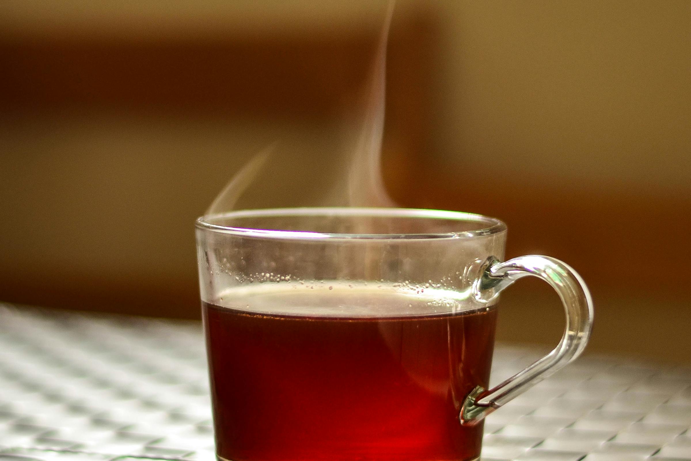 Une tasse de thé sur une table de cuisine | Source : Pexels