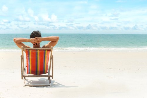 Un homme qui se détend à la plage | Photo : Shutterstock