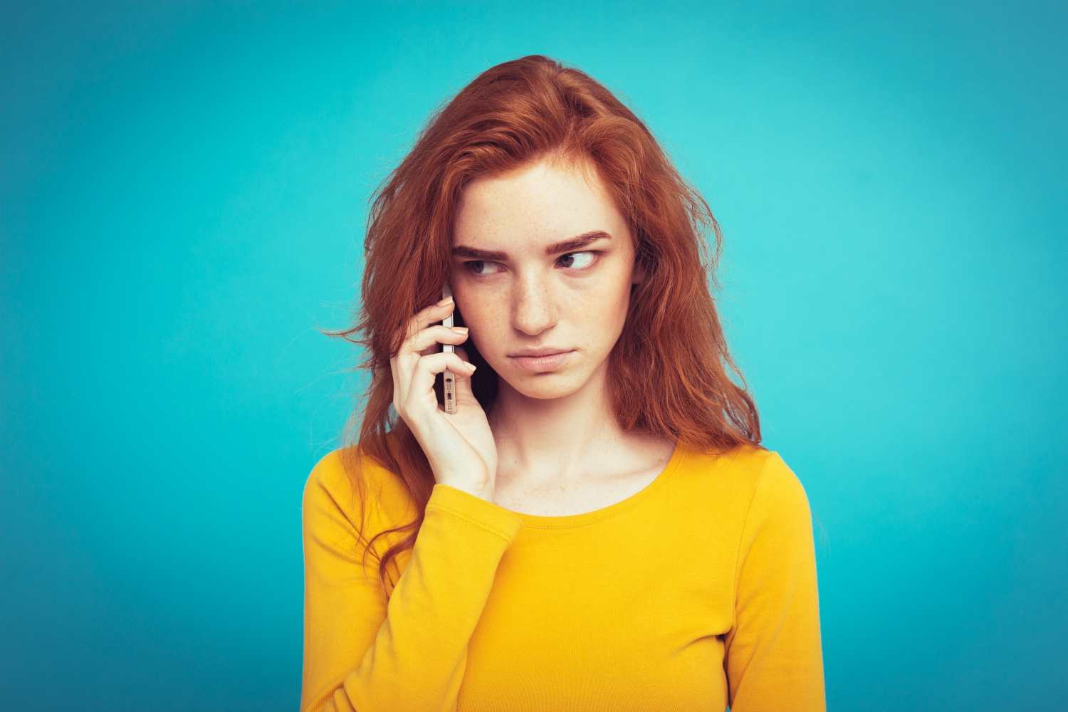 Une jeune femme en détresse qui parle au téléphone | Source : Freepik