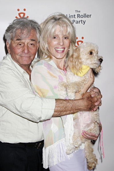Peter Falk et sa femme Shera le 28 avril 2004, au Hollywood Athletic Club, à Hollywood, en Californie. | Source : Getty Images