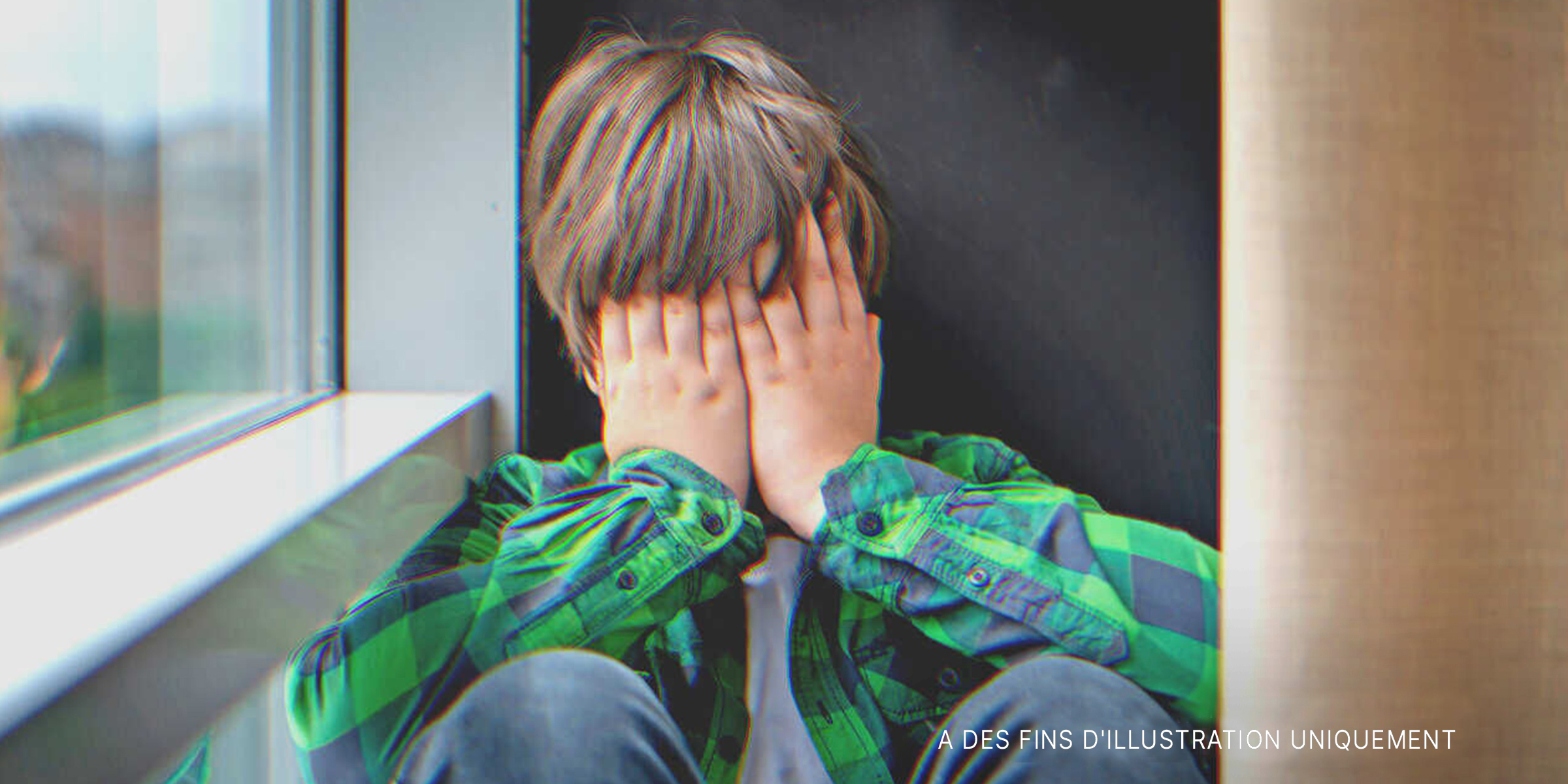 Un garçon se couvrant le visage | Source : Shutterstock