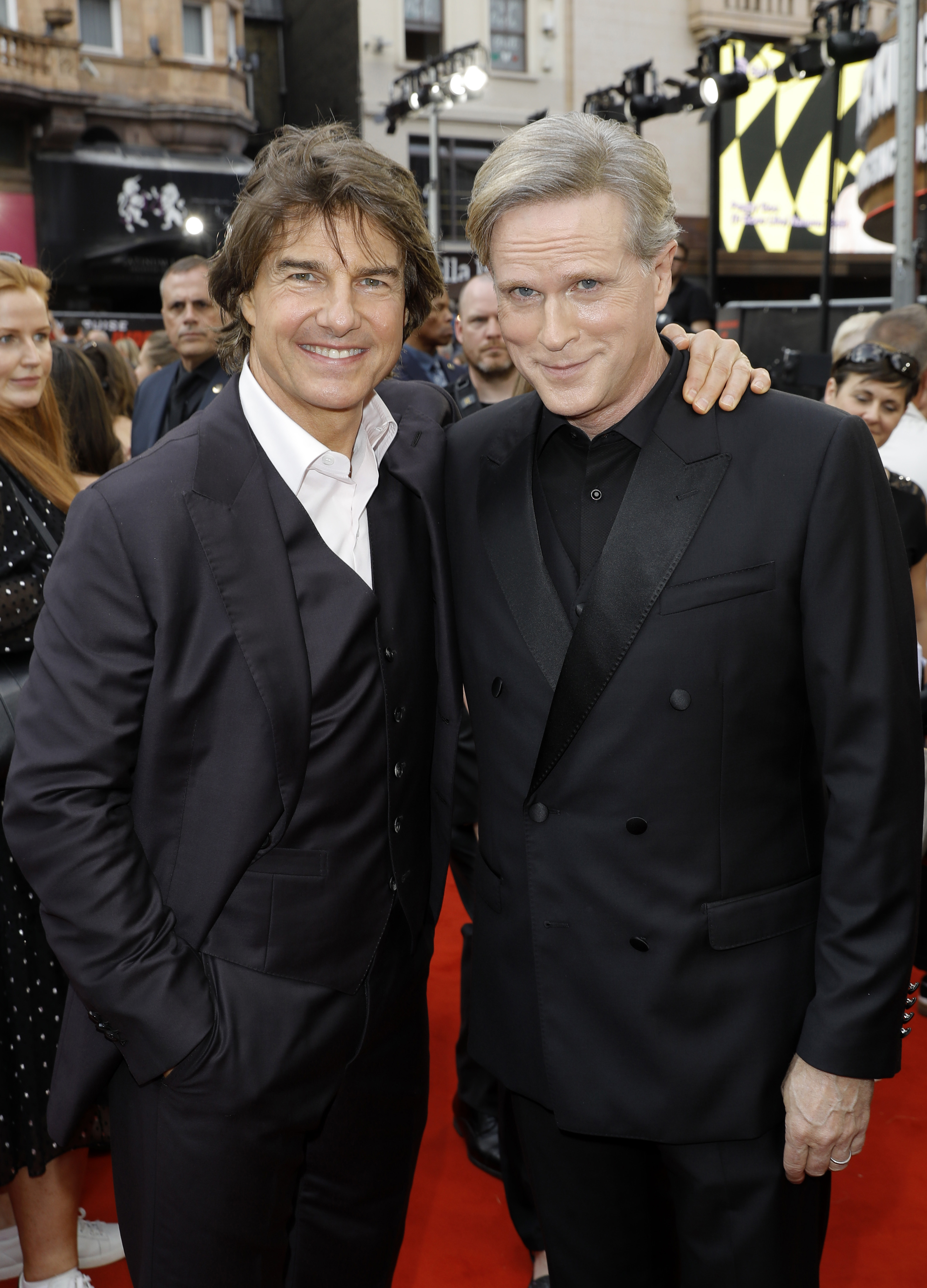 Tom Cruise et Cary Elwes lors de la première britannique de "Mission : Impossible - Dead Reckoning Part One" le 22 juin 2023 à Londres, Angleterre | Source : Getty Images